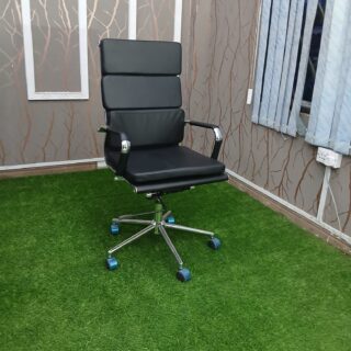 Executive office seat ergonomic leather chair for managers Luxury executive chair for office corner or boardroom Adjustable high-back office seat for executive workspace Professional executive office chair for CEOs and managers