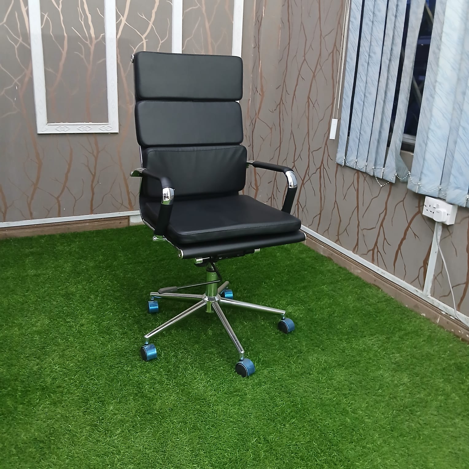 Executive office seat ergonomic leather chair for managers Luxury executive chair for office corner or boardroom Adjustable high-back office seat for executive workspace Professional executive office chair for CEOs and managers